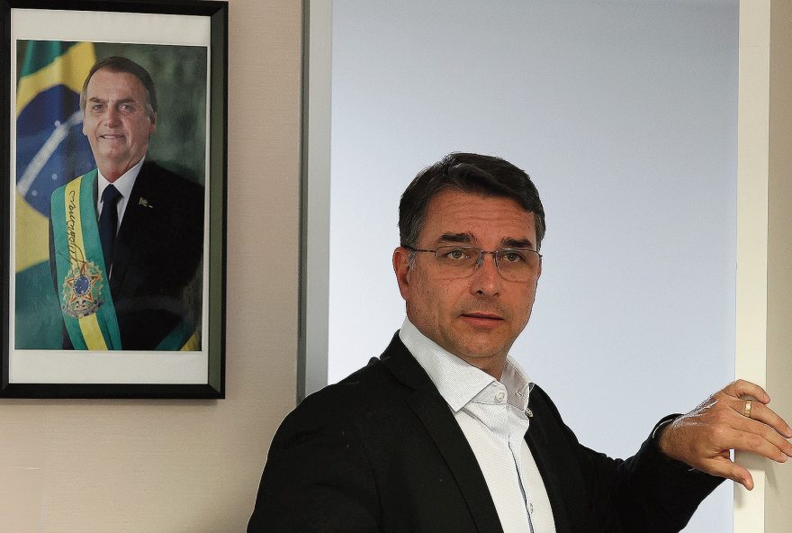 flavio-bolsonaro-segue-estrategia-de-haddad-ao-virar-advogado-de-bolsonaro flavio-bolsonaro-segue-estrategia-de-haddad-ao-virar-advogado-de-bolsonaro