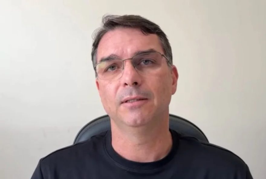 flavio-bolsonaro-sobre-o-pai3A-aparencia-continua-abatida2C-e-a-voz-esta-enfraquecida flavio-bolsonaro-sobre-o-pai3A-aparencia-continua-abatida2C-e-a-voz-esta-enfraquecida