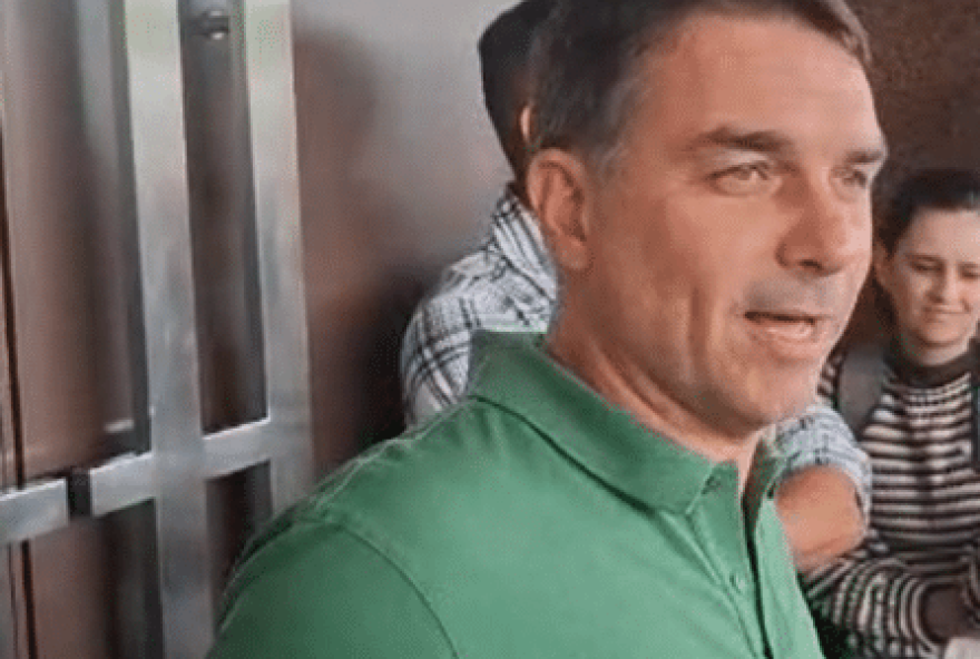 flavio-bolsonaro-tem-audiencia-com-moraes-para-pedido-de-prisao-domiciliar flavio-bolsonaro-tem-audiencia-com-moraes-para-pedido-de-prisao-domiciliar