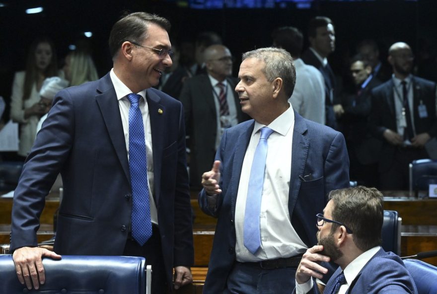 flavio-bolsonaro-tera-rogerio-marinho-na-campanha3A-nordeste-crucial3B-eleicoes-em-altaencia flavio-bolsonaro-tera-rogerio-marinho-na-campanha3A-nordeste-crucial3B-eleicoes-em-altaencia