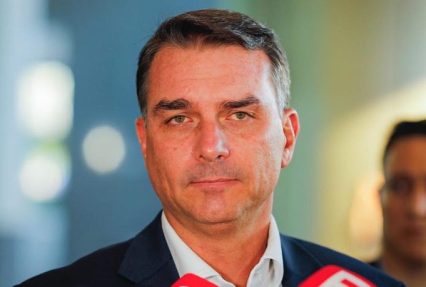 flavio-bolsonaro-visita-moraes-para-pedir-prisao-domiciliar-a-seu-pai flavio-bolsonaro-visita-moraes-para-pedir-prisao-domiciliar-a-seu-pai
