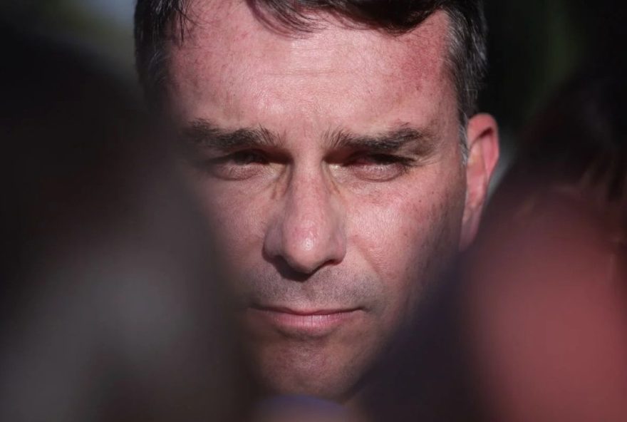 flavio-convoca-vigilia-na-frente-do-condominio-de-bolsonaro