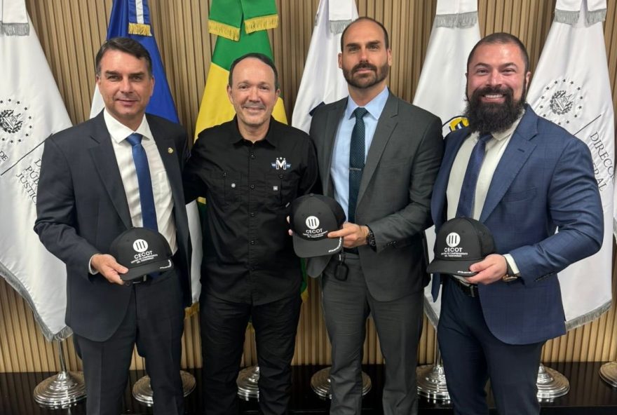 flavio-e-eduardo-bolsonaro-encontram-ministro-de-bukele-em-el-salvador