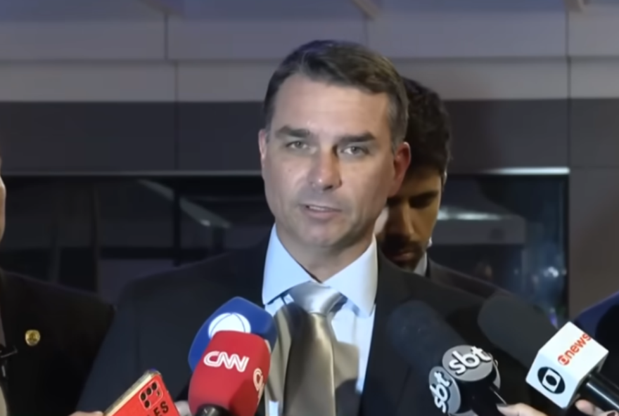 flavio-reforca-pedido-de-prisao-domiciliar-para-o-pai-em-reuniao-com-moraes flavio-reforca-pedido-de-prisao-domiciliar-para-o-pai-em-reuniao-com-moraes
