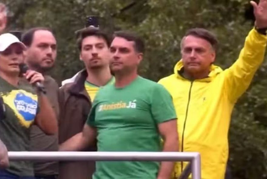 flavio-registra-b.o.-apos-post-ameacar-repetir-contra-ele-atentado-sofrido-pelo-pai