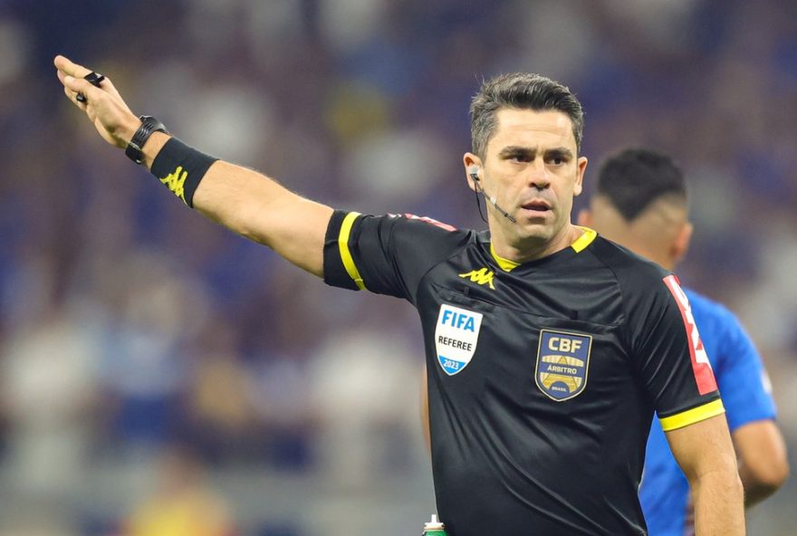 MG - BELO HORIZONTE - 10/05/2023 - BRASILEIRO A 2023, CRUZEIRO X FLUMINENSE - O arbitro Flavio Rodrigues de Souza durante partida entre Cruzeiro e Fluminense no estadio Mineirao pelo campeonato BRASILEIRO A 2023. Foto: Gilson Junio/AGIF