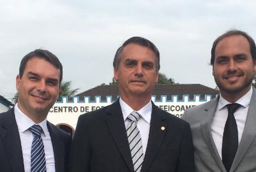 flavio-visita-bolsonaro-na-superintendencia-da-pf3A-principais-noticias-do-dia