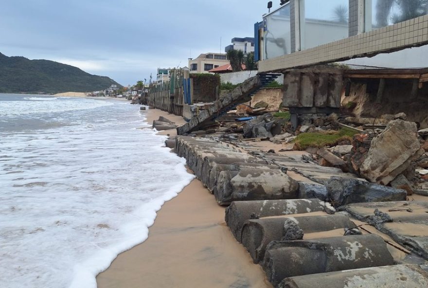 florianopolis-decreta-emergencia-por-erosao-maritima-e-avanco-do-mar3A-acoes-para-conter-os-danos-nas-praias