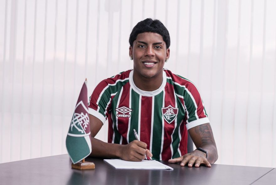 fluminense-anuncia-contrato-profissional-com-trio-promissor-da-base-ate-2028.-richard-wendel2C-gabriel-justen-e-riquelmy-prontos-para-brilhar-no-futebol fluminense-anuncia-contrato-profissional-com-trio-promissor-da-base-ate-2028.-richard-wendel2C-gabriel-justen-e-riquelmy-prontos-para-brilhar-no-futebol