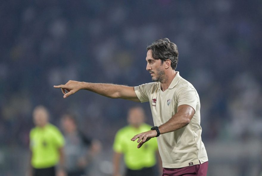 fluminense-busca-reverter-desvantagem-contra-o-vasco-na-copa-do-brasil3A-analise-e-ajustes-para-a-vitoria-na-semifinal RJ - RIO DE JANEIRO - 11/12/2025 - COPA DO BRASIL 2025, VASCO X FLUMINENSE - Zubeldia tecnico do Fluminense durante partida contra o Vasco no estadio Maracana pelo campeonato Copa Do Brasil 2025. Foto: Thiago Ribeiro/AGIF