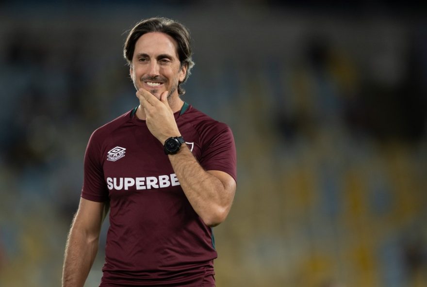fluminense-busca-vaga-na-libertadores3A-projecoes-para-o-g-7-no-maracana RJ - RIO DE JANEIRO - 16/10/2025 - BRASILEIRO A 2025, FLUMINENSE X JUVENTUDE - Luis Zubeldia tecnico do Fluminense durante partida contra o Juventude no estadio Maracana pelo campeonato Brasileiro A 2025. Foto: Jorge Rodrigues/AGIF