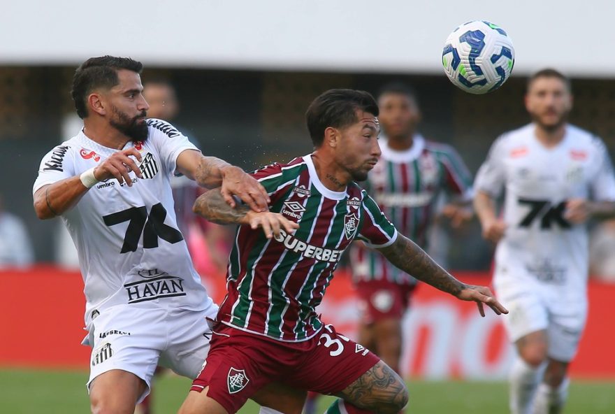 SP - SANTOS - 31/08/2025 - BRASILEIRO A 2025, SANTOS X FLUMINENSE - LUCHO ACOSTA jogador do Fluminense durante partida contra o Santos no estadio Vila Belmiro pelo campeonato Brasileiro A 2025. Foto: Mauricio De Souza/AGIF