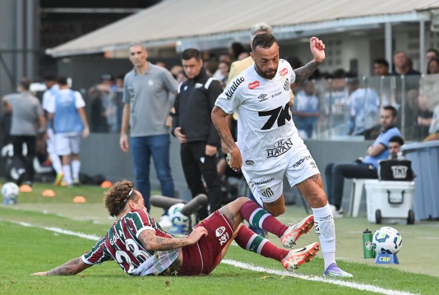 SP - SANTOS - 31/08/2025 - BRASILEIRO A 2025, SANTOS X FLUMINENSE - Guilherme jogador do Santos disputa lance com GUGA jogador do Fluminense durante partida no estadio Vila Belmiro pelo campeonato Brasileiro A 2025. Foto: Jota Erre/AGIF