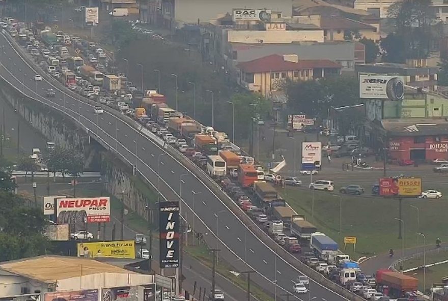 fluxo-intenso-de-turistas-paraguaios-provoca-filas-na-fronteira-em-foz-do-iguacu fluxo-intenso-de-turistas-paraguaios-provoca-filas-na-fronteira-em-foz-do-iguacu