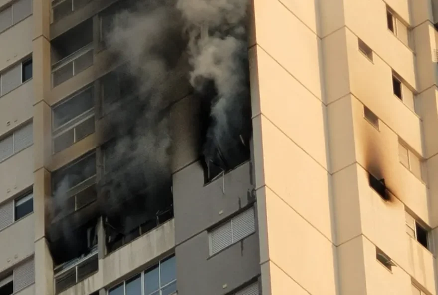 Incêndio atingiu apartamento no 29° andar do prédio no Setor Universitario (Foto: Johnathan Moreira/TV Anhanguera)