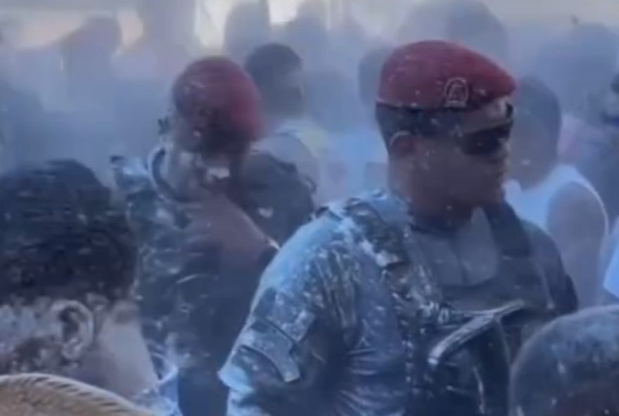 foliao-e-detido-por-jogar-goma-em-policiais-durante-carnaval-em-aracati2C-ceara3A-repercussao-nas-redes-sociais foliao-e-detido-por-jogar-goma-em-policiais-durante-carnaval-em-aracati2C-ceara3A-repercussao-nas-redes-sociais