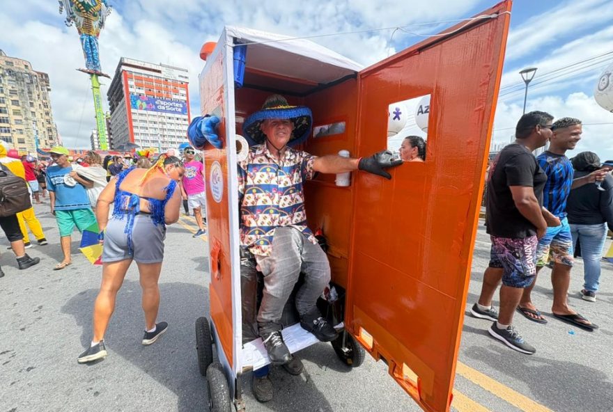 foliao-inova-no-galo-da-madrugada-com-fantasia-de-banheiro-quimico-personalizado foliao-inova-no-galo-da-madrugada-com-fantasia-de-banheiro-quimico-personalizado