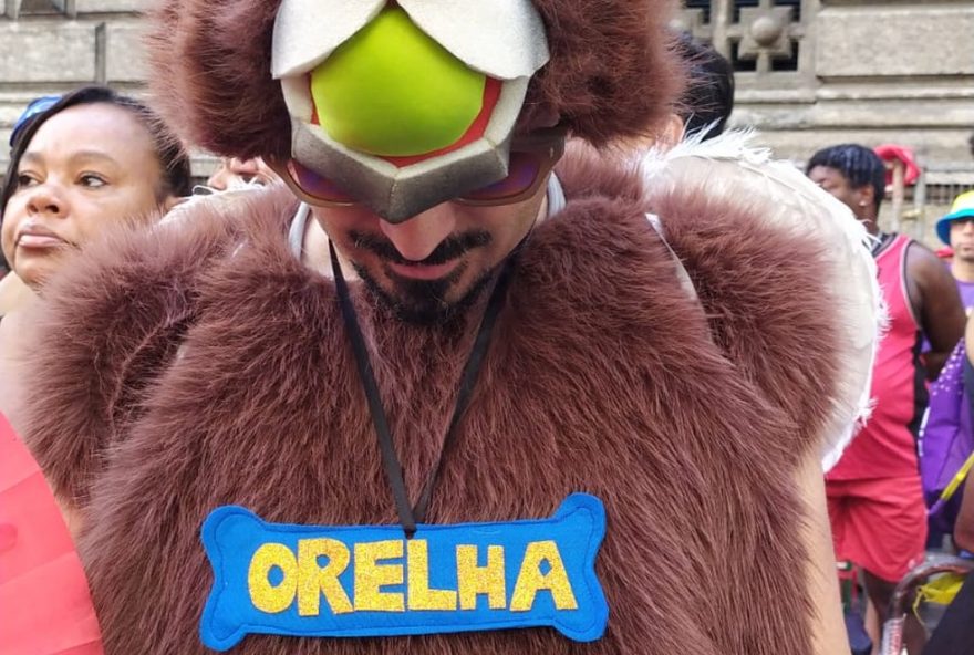 foliao-presta-homenagem-emocionante-a-cao-orelha-durante-desfile-do-cordao-da-bola-preta2C-chamando-a-atencao-para-maus-tratos-e-pedindo-justica foliao-presta-homenagem-emocionante-a-cao-orelha-durante-desfile-do-cordao-da-bola-preta2C-chamando-a-atencao-para-maus-tratos-e-pedindo-justica