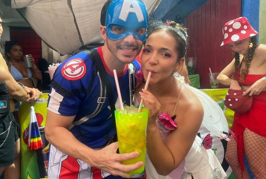 folioes-enlouquecem-com-caipirinha-de-2-litros-no-carnaval-de-olinda3A-atracao-gigante-para-os-folioes folioes-enlouquecem-com-caipirinha-de-2-litros-no-carnaval-de-olinda3A-atracao-gigante-para-os-folioes