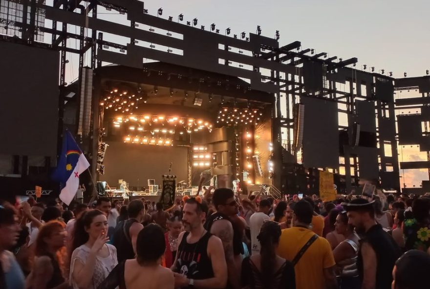 folioes-resistem-a-chuva-e-esticam-carnaval-no-marco-zero-em-recife folioes-resistem-a-chuva-e-esticam-carnaval-no-marco-zero-em-recife