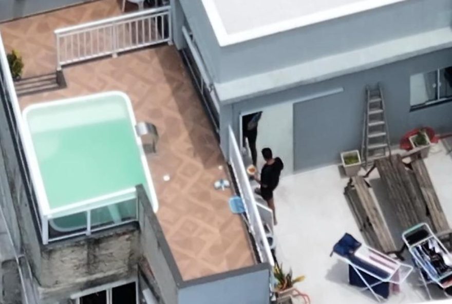 foragidos-do-caso-de3A-mandantes-protegidos-pelo-comando-vermelho3B-drone-flagrou-olheiro-em-comunidade-do-rio