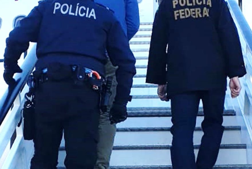 foragidos-internacionais-presos-nos-eua-desembarcam-em-confins-ao-lado-de-policial-condenado-por-homicidio-em-goias