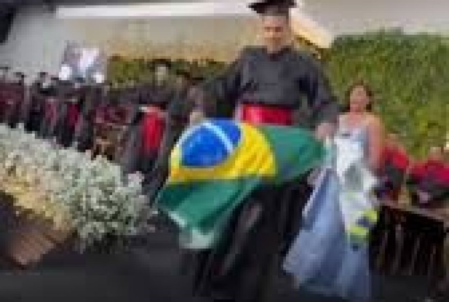 formatura-polemica3A-danca-ao-som-de-musica-de-bolsonaro-gera-reacoes-conflitantes formatura-polemica3A-danca-ao-som-de-musica-de-bolsonaro-gera-reacoes-conflitantes