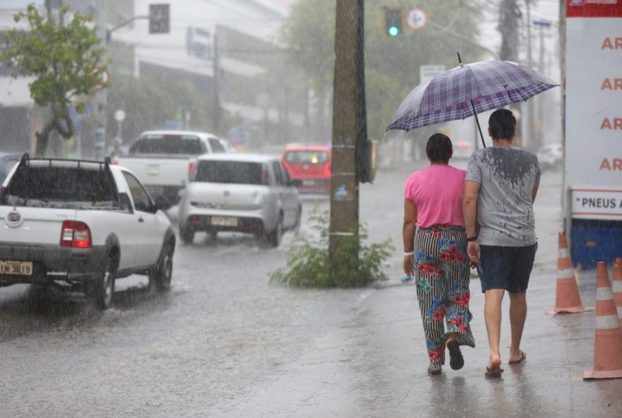 fortaleza-amanhece-com-chuva-e-trovoes-neste-domingo-26-previsao-para-a-tarde-e-de-ceu-nublado-com-pouca-chuva