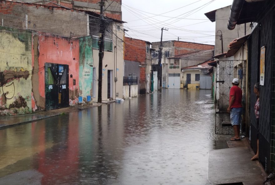 fortaleza-enfrenta-forte-chuva-e-defesa-civil-atende-118-ocorrencias-em-12h