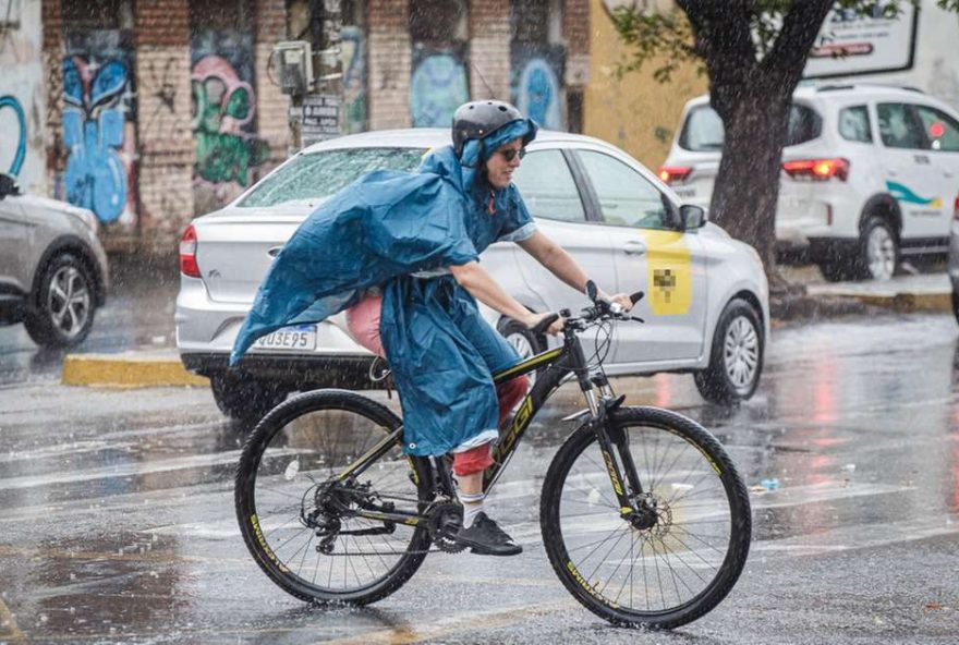 fortaleza-tem-pontos-de-alagamento-e-semaforos-instaveis-em-manha-de-chuva