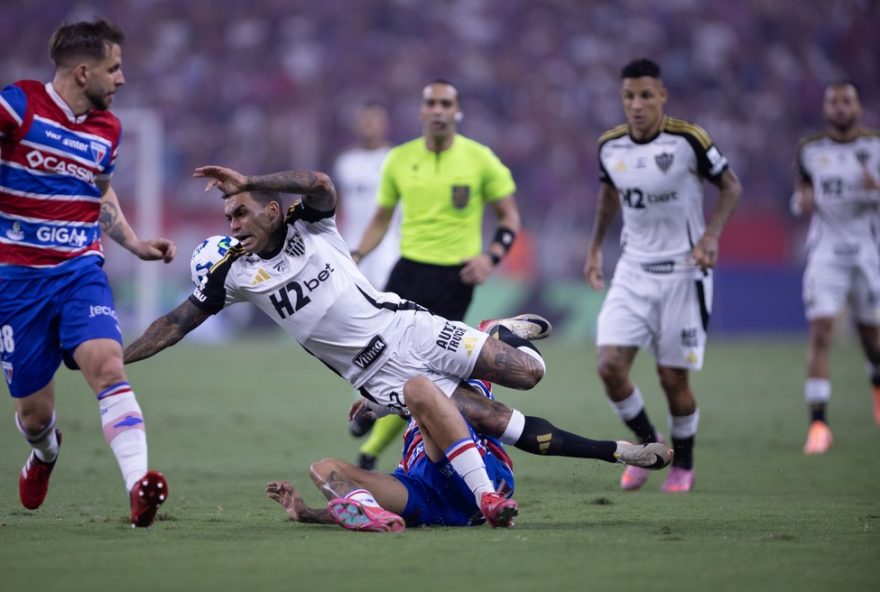 CE - FORTALEZA - 30/11/2025 - BRASILEIRO A 2025, FORTALEZA X ATLETICO-MG - Dudu jogador do Atletico-MG durante partida contra o Fortaleza no estadio Arena Castelao pelo campeonato Brasileiro A 2025. Foto: Baggio Rodrigues/AGIF