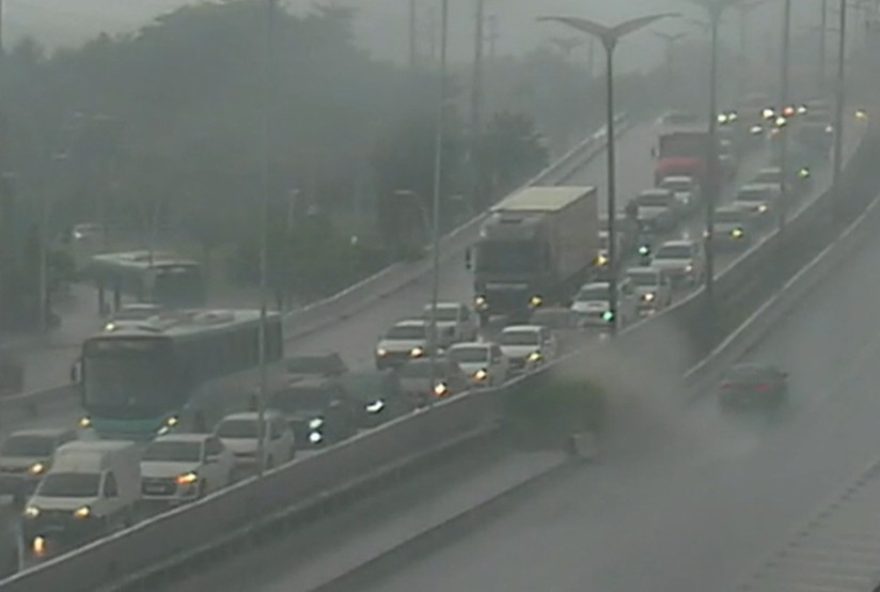 fortaleza3A-chuva-congestiona-transito-em-avenidas-com-pista-molhada fortaleza3A-chuva-congestiona-transito-em-avenidas-com-pista-molhada