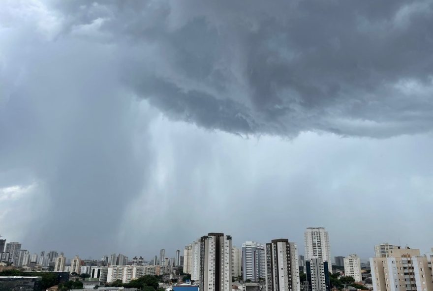 fortissimo-temporal-atinge-sao-paulo-com-granizo-e-alagamentos3A-mais-de-42-mil-imoveis-sem-energia