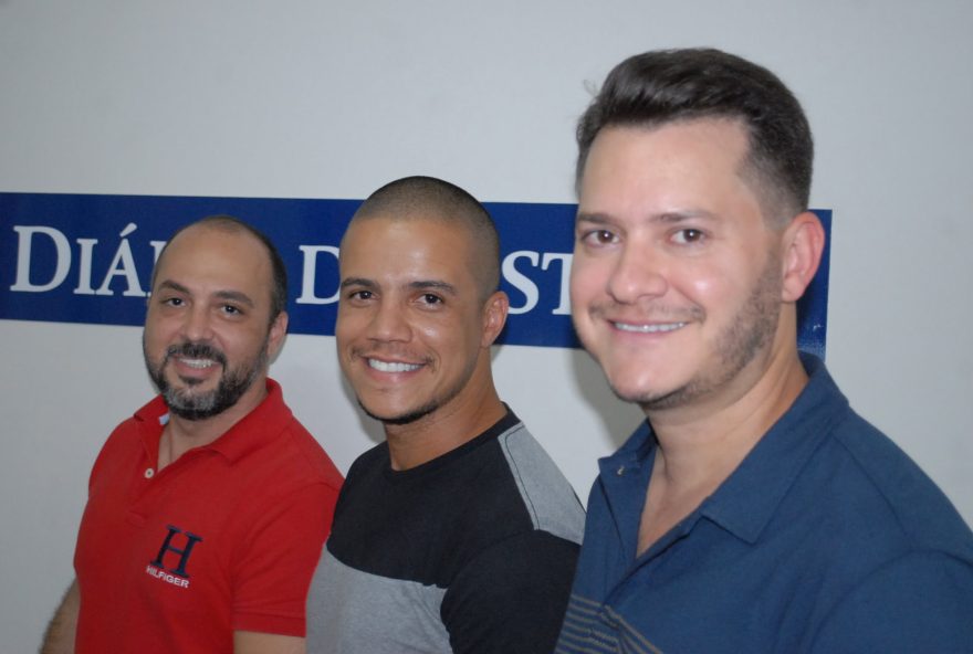 Pepê Rassi (de vermelho), Leonardo Lívio e Rodrigo Martins são sócios do Deu Praia. (Foto: Walter Peixoto)