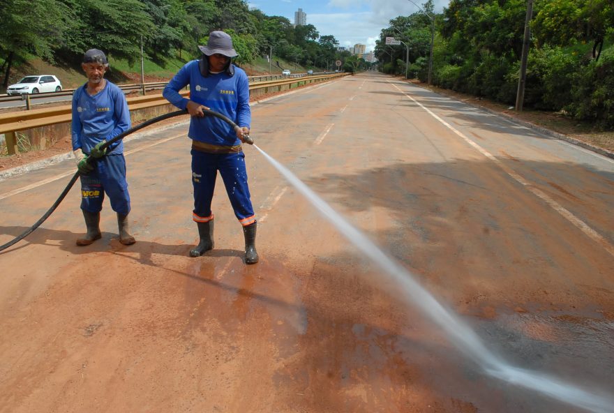 Funcionários da Prefeitura faziam a limpeza da pista na tarde desta quarta-feira