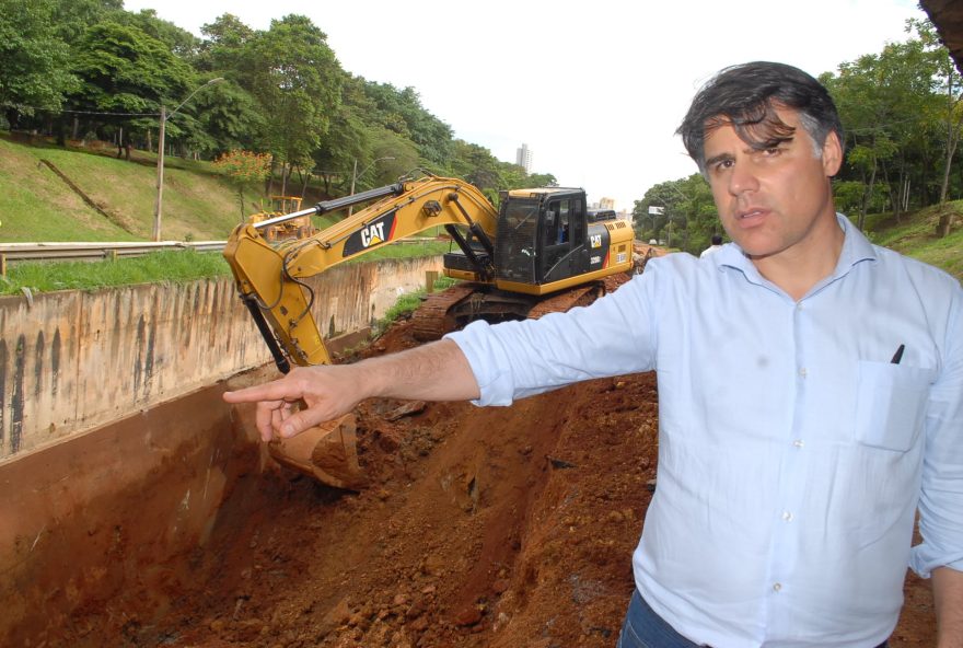 Secretário Fernando Cozzetti fiscalizando obra na Marginal Botafogo. Foto: Walter Peixoto