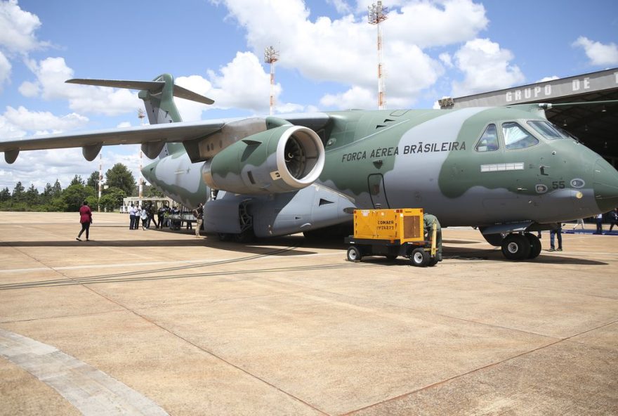 Aeronave que saiu da Base Aérea de Brasília para buscar refugiados. (Foto: José Cruz/Agência Brasil)