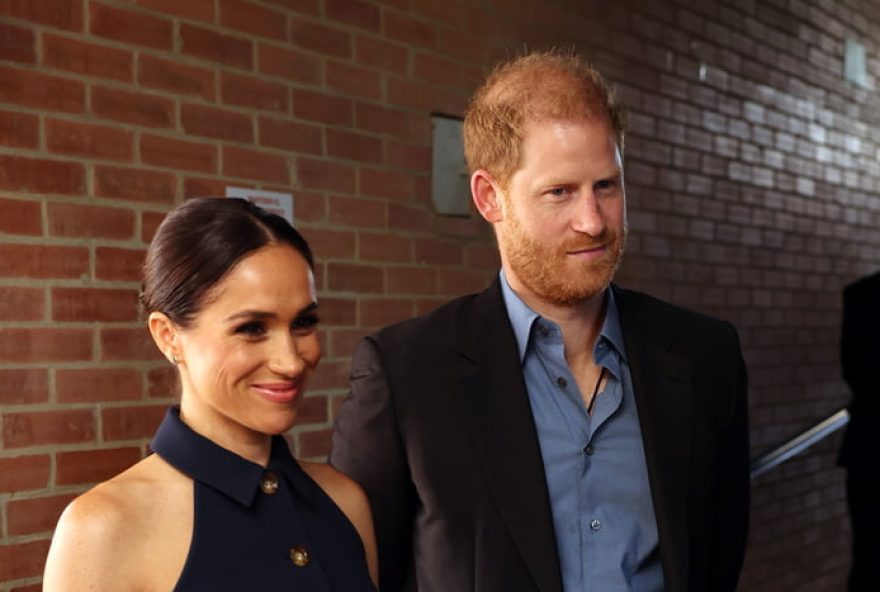 foto-de-natal-de-harry-e-meghan-gera-debate-sobre-manipulacao-digital