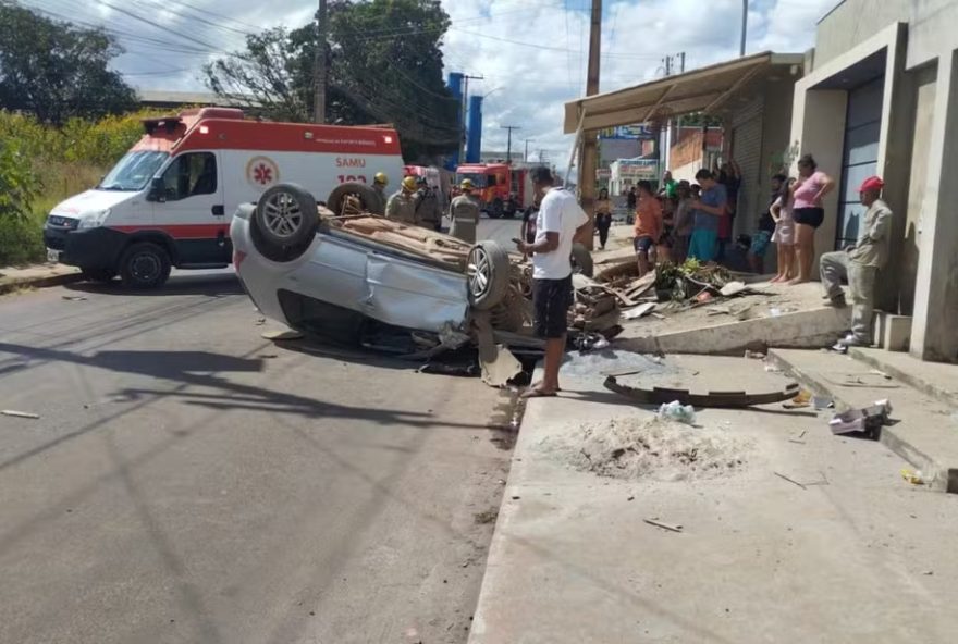 Motorista informou que passou mal enquanto dirigia e acabou perdendo o controle do veículo. Ele e a vítima tiveram ferimentos leves. (Foto: Reprodução)