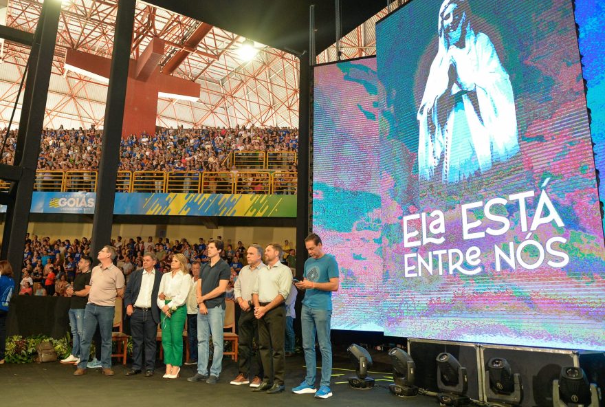 Vice-governador Daniel Vilela sobe ao palco do Totus Tuus e coloca estádio Serra Dourada à disposição para edição de 2025