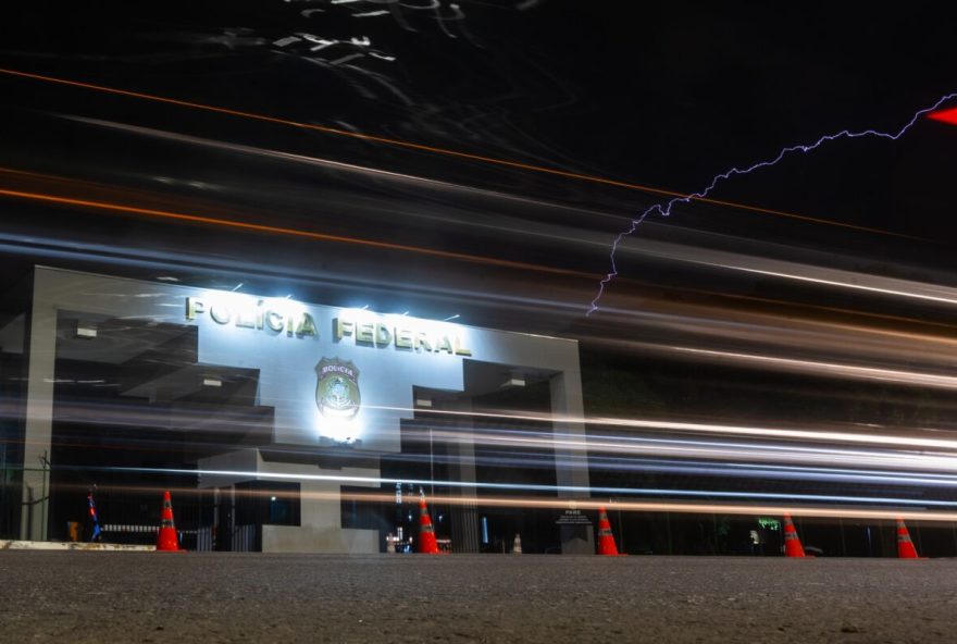 fotografo-registra-momento-exato-de-raio-sobre-a-pf-onde-bolsonaro-esta-preso