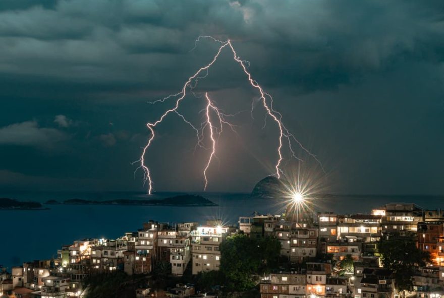 fotografo-registra-raios-caindo-no-mar-do-rio-durante-tempestade-no-vidigal fotografo-registra-raios-caindo-no-mar-do-rio-durante-tempestade-no-vidigal