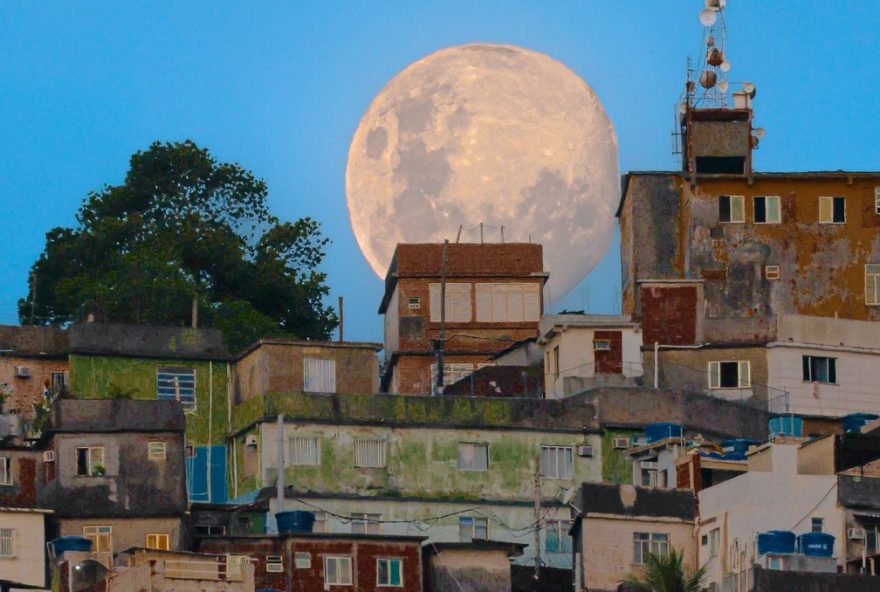 fotos-impressionantes-mostram-lua-gigante-tocando-casas-na-rocinha3A-entenda-o-registro-de-bruno-dulcetti