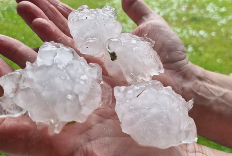 fotos-mostram-grandes-pedras-de-granizo-que-atingiram-municipio-de-sc-neste-sabado fotos-mostram-grandes-pedras-de-granizo-que-atingiram-municipio-de-sc-neste-sabado