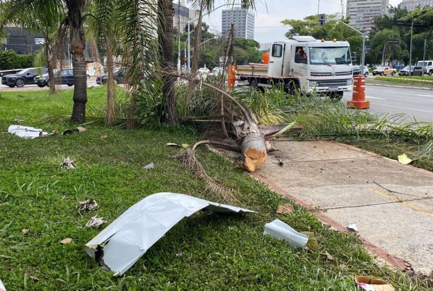 fotos3A-destrocos-do-aviao-que-caiu-em-sp-se-espalham-ao-longo-da-avenida-em-que-houve-o-acidente-atualizacoes-e-detalhes-da-investigacao