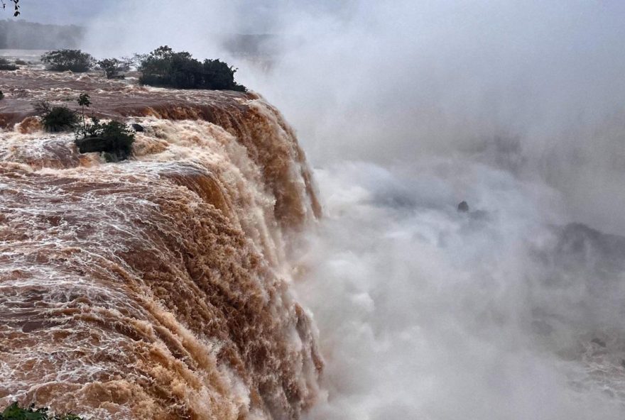 Chuva Extrema no Paraná: Vazão Recorde nas Cataratas