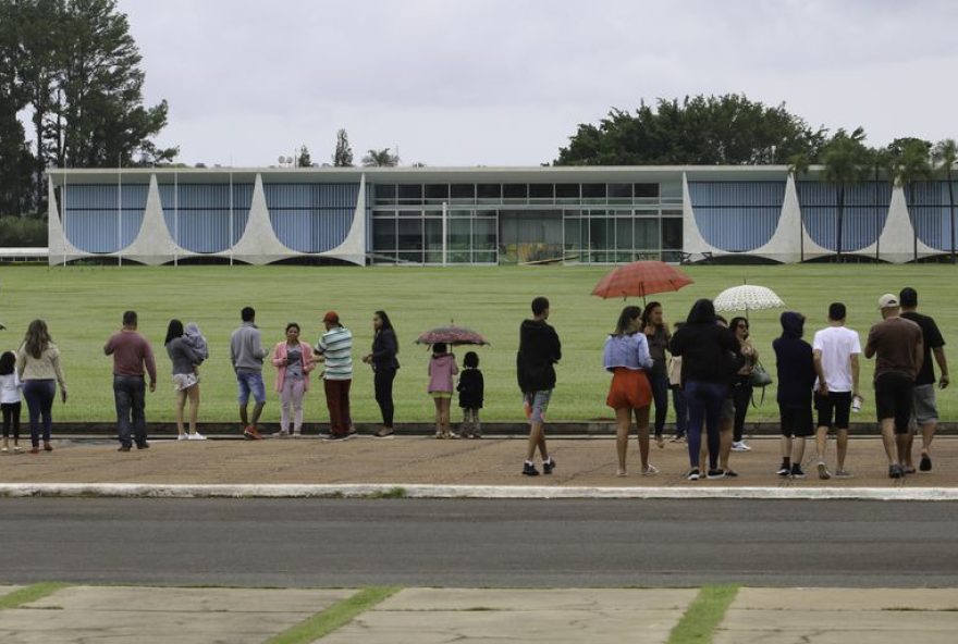 Antes de Bolsonaro, entrada do público era agendada pelo site da Presidência da República e ocorriam todas as quartas-feiras gratuitamente. (Foto: Fabio Rodrigues Pozzebom/Agência Brasil)