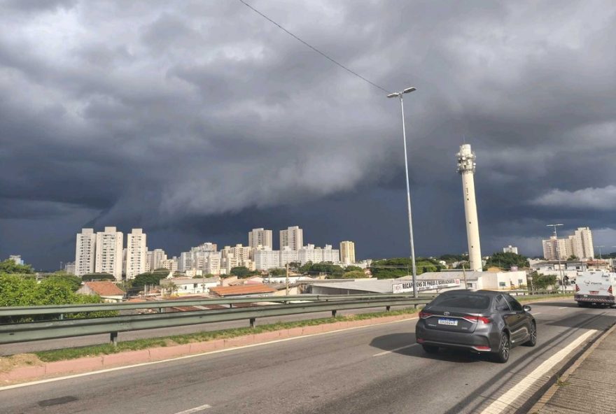frente-fria-provoca-mudanca-no-tempo-no-vale-do-paraiba3A-chuva2C-ventos-e-queda-de-temperatura