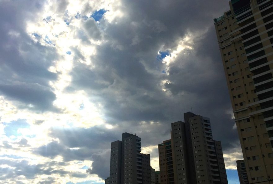 frente-fria-traz-chuvas-intensas-a-varias-cidades-de-goias3A-alerta-de-alagamentos-e-riscos-previsoes-meteorologicas-e-medidas-de-seguranca-necessarias