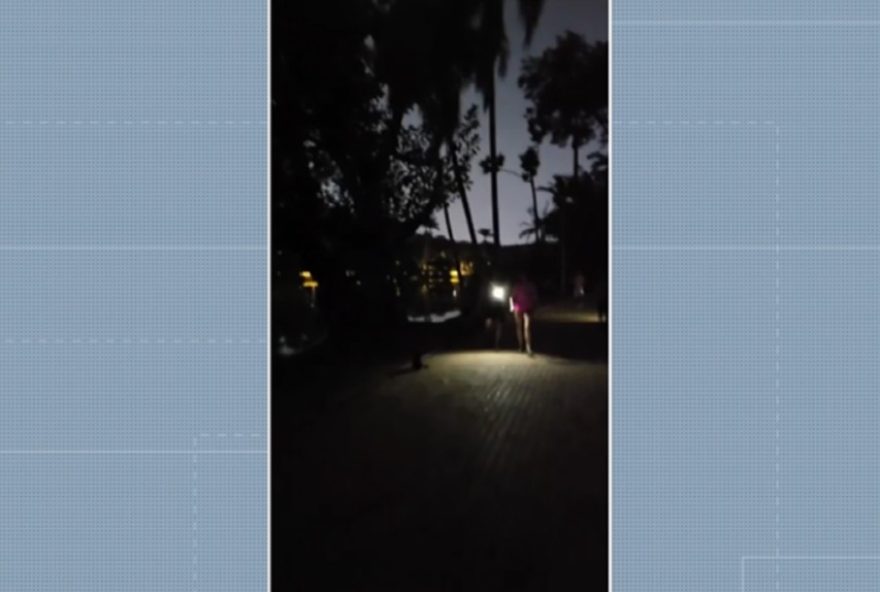 frequentadores-da-lagoa-do-taquaral-caminham-no-escuro-com-lanterna-do-celular frequentadores-da-lagoa-do-taquaral-caminham-no-escuro-com-lanterna-do-celular